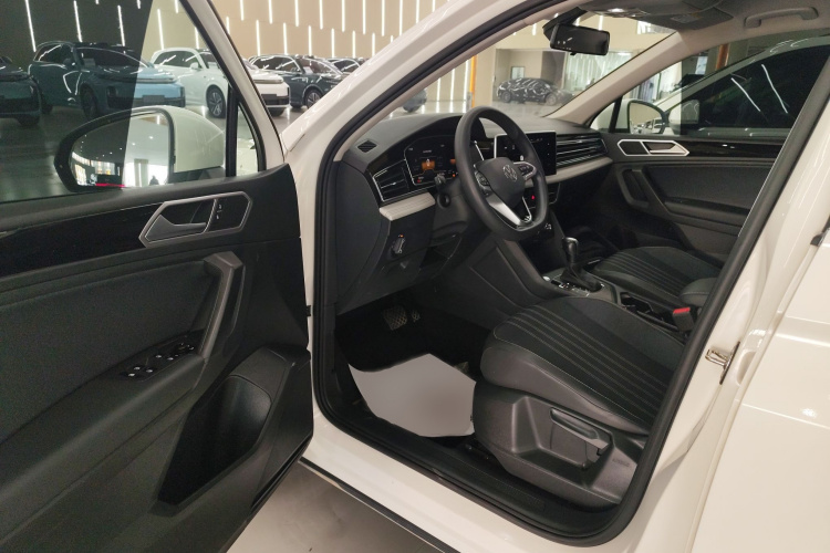 大众 途观L 2022款 330TSI 自动两驱舒享版中控内饰7003