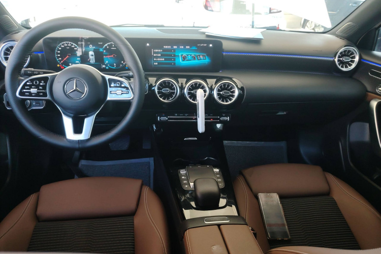 奔驰A级(进口) 2021款 A 200 时尚型中控内饰7002