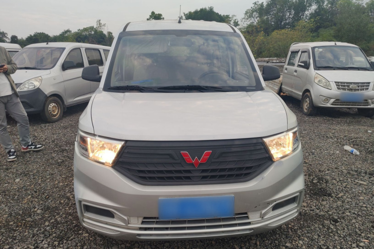 五菱汽车 五菱宏光V 2021款 1.5L劲取版LAR车身外观2