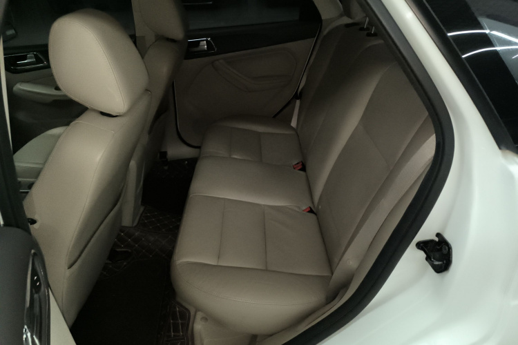 福特 福克斯 2013款 两厢经典 1.8L 自动时尚型中控内饰21