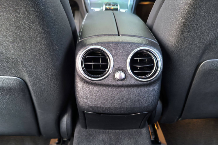 奔驰C级 2018款 C 180 L 时尚型运动版中控内饰7002