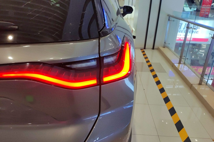 蔚来ES8 2018款 创始版车身外观9