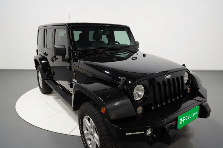 Jeep 牧马人 2014款 2.8TD Sahara 四门版车身外观3