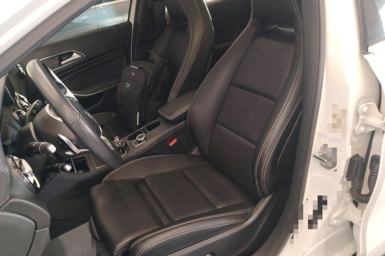 奔驰GLA 2019款 GLA 200 时尚型中控内饰19