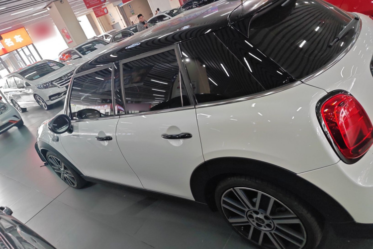 MINI 2023款 改款 2.0T COOPER S 艺术家 五门版车身外观6003