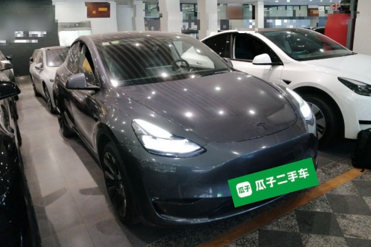 特斯拉 Model Y 2021款 长续航全轮驱动版车身外观3