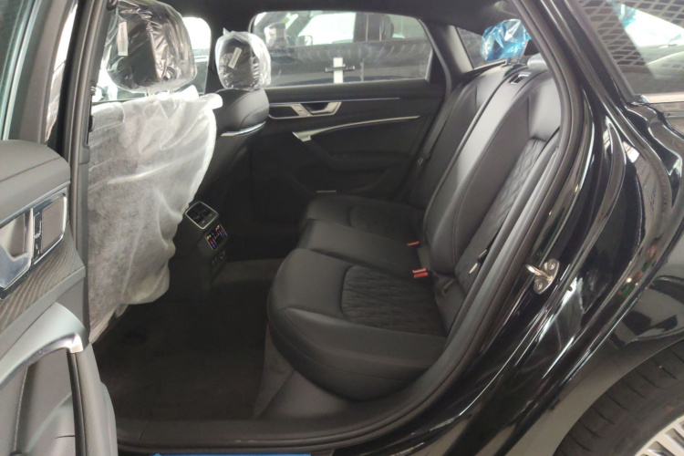 奥迪A6L 2025款 改款 45 TFSI quattro 臻选动感型中控内饰21