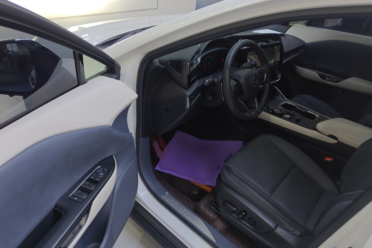 雷克萨斯RZ 2023款 450e 四驱纵享版中控内饰20