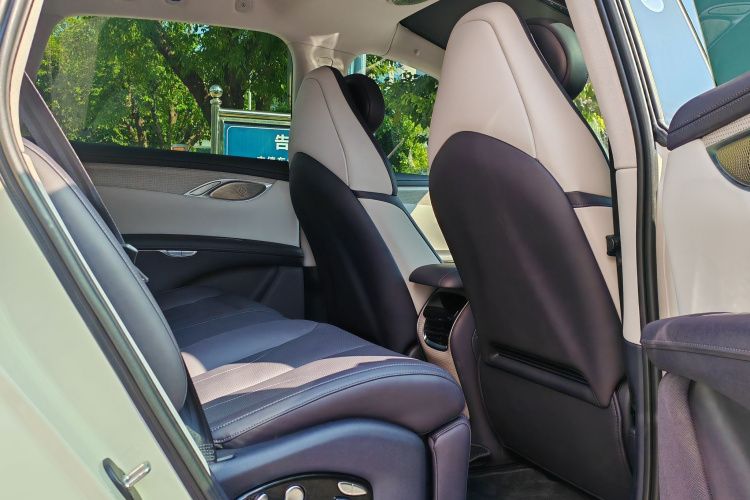 智己汽车 智己LS7 2023款 90kWh Elite后驱版中控内饰7003