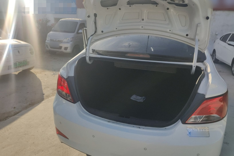 现代 瑞纳 2014款 1.4L 自动智能型GLS机舱底盘23