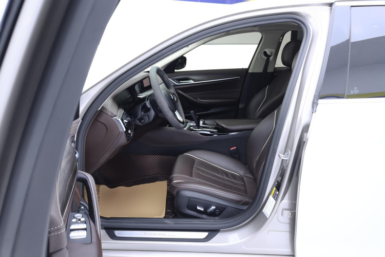 宝马5系新能源 2020款 里程升级版 530Le 豪华套装中控内饰19