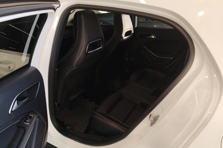 奔驰GLA 2019款 GLA 200 时尚型中控内饰21