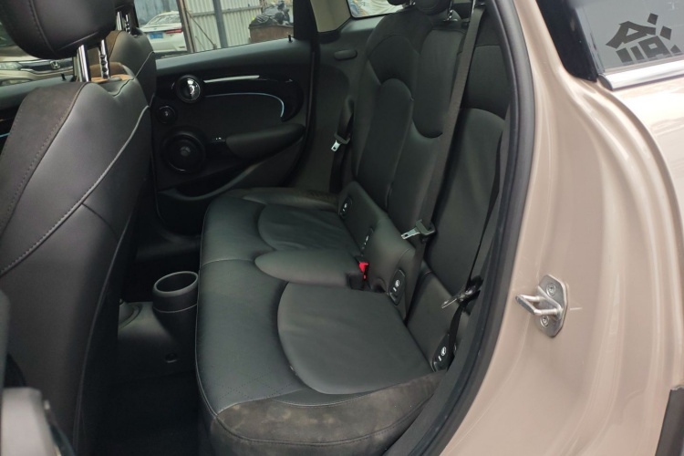 MINI 2023款 2.0T COOPER S 艺术家 五门版中控内饰21