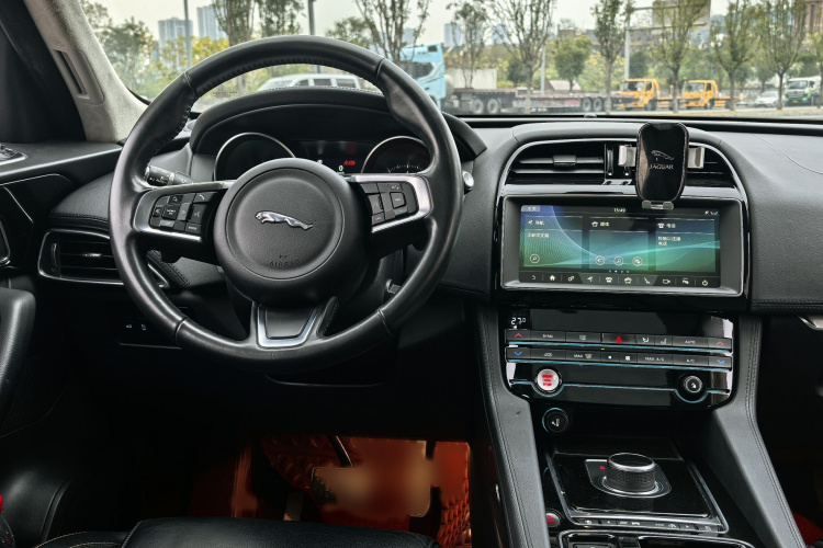 捷豹F-PACE 2020款 2.0T 都市尊享版中控内饰7007
