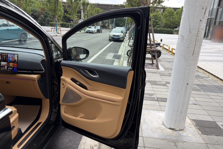 岚图汽车 岚图梦想家 2025款 PHEV 四驱旗舰鲲鹏版中控内饰7005