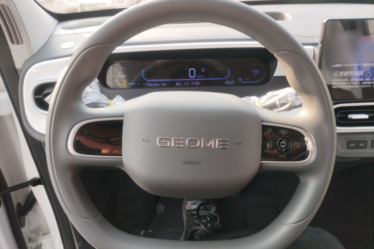 吉利银河 2025款 210km 熊猫卡丁中控内饰13