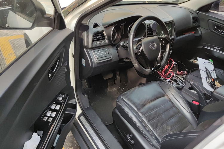 双龙 途凌 2016款 1.6L 汽油 两驱自动豪华版中控内饰20