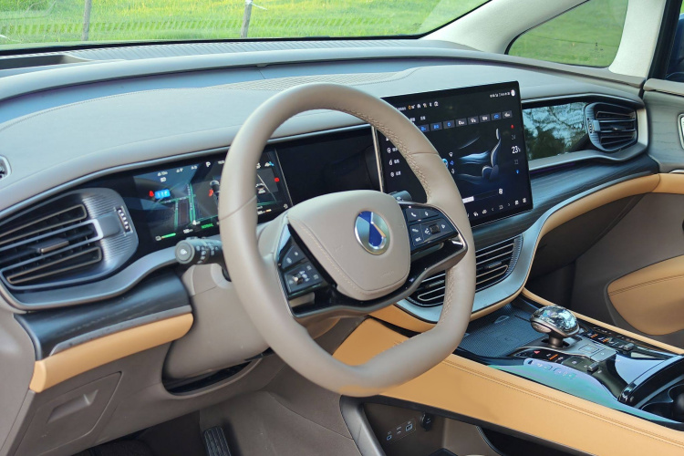 腾势D9 2024款 DM-i 980 四驱旗舰型中控内饰7003