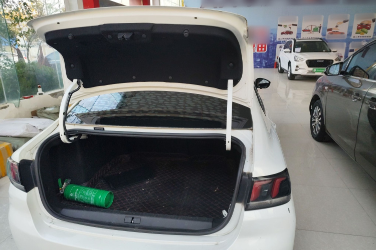 标致308 2018款 1.6L 自动时尚版机舱底盘23