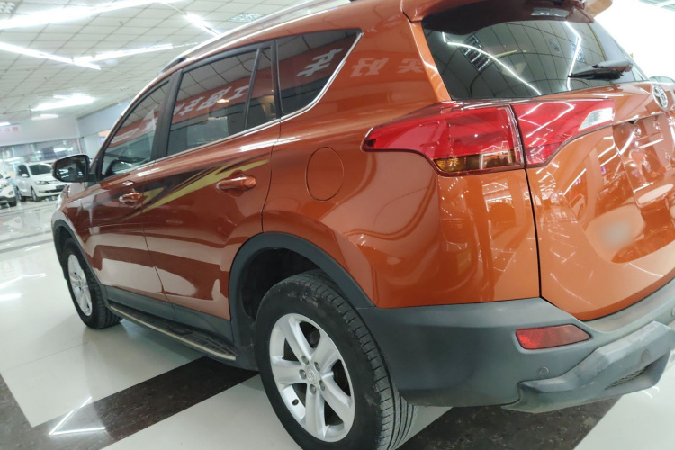 丰田 RAV4荣放 2013款 2.0L CVT四驱风尚版车身外观4