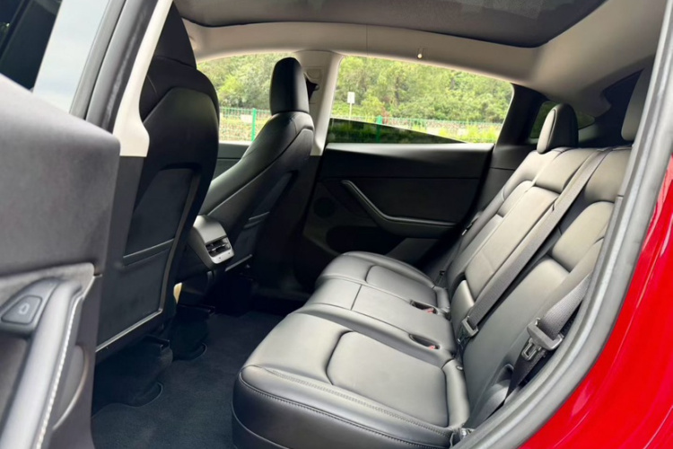 特斯拉 Model Y 2022款 改款 长续航全轮驱动版中控内饰7005