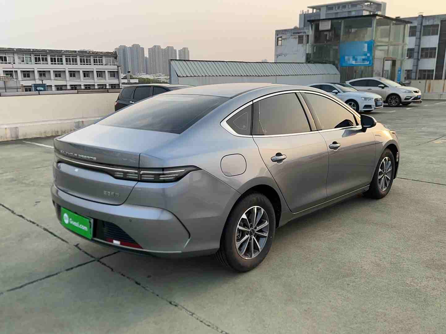 车辆右后45度外观展示