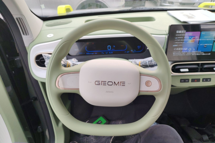 吉利银河 2025款 210km 熊猫骑士中控内饰13