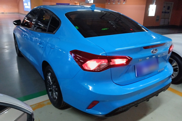 福特 福克斯 2022款 三厢 EcoBoost 180 自动竞速版车身外观4