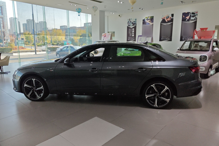 奥迪A4L 2024款 40 TFSI 豪华动感型车身外观4