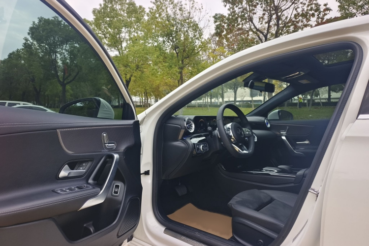 奔驰A级 2022款 改款三 A 200 L 运动轿车时尚型中控内饰7001