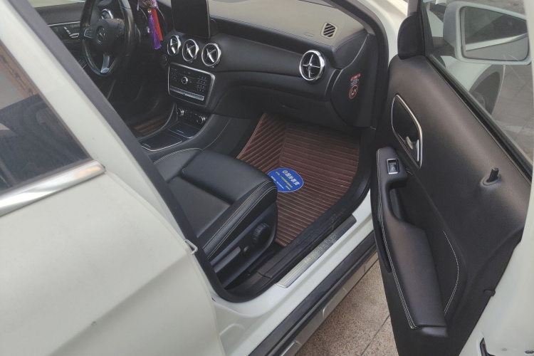 奔驰GLA 2017款 GLA 220 4MATIC 时尚型局部细节9005