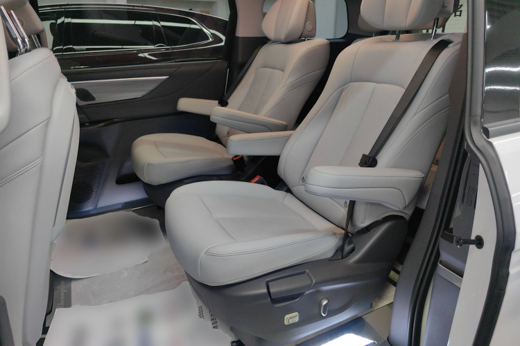 别克GL8 2025款 陆尊 智享版中控内饰7004