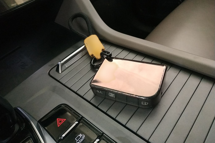 领克09 EM-P 2023款 2.0TD EM-P 远航版PM 六座中控内饰7001