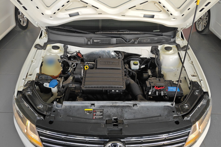 大众 朗逸 2017款 1.6L 手动风尚版机舱底盘24