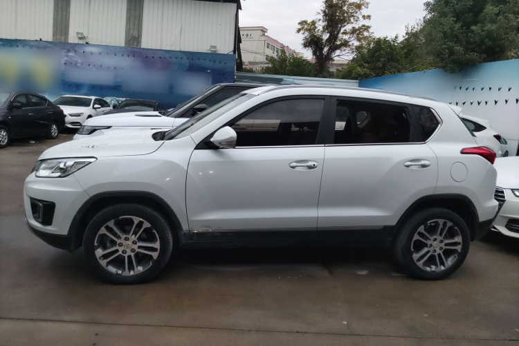 北京汽车 绅宝X35 2016款 1.5L 自动豪华版车身外观4