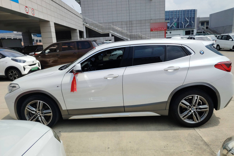 宝马X2 2020款 sDrive25i 领先型M越野套装车身外观4