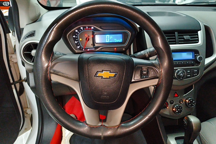 雪佛兰 爱唯欧 2014款 两厢 1.4SE AT 畅悠版中控内饰13