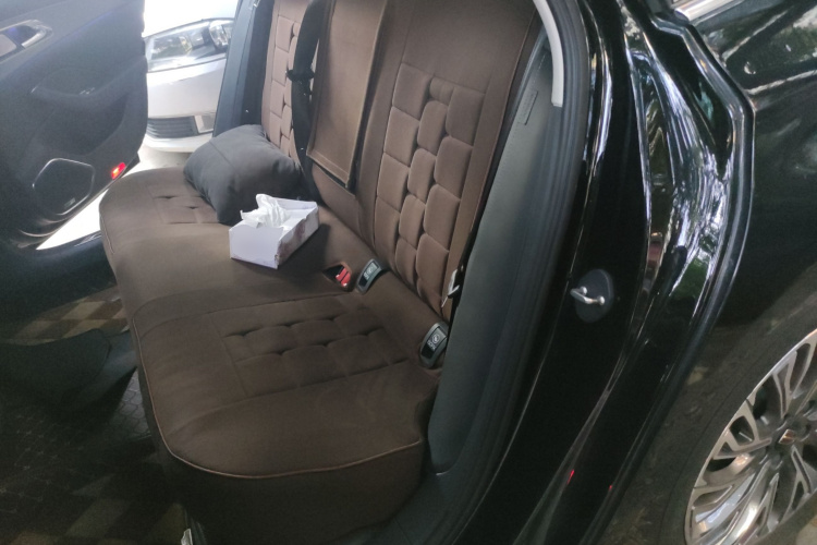 红旗H5 2023款 2.0T 自动智联旗领版中控内饰21