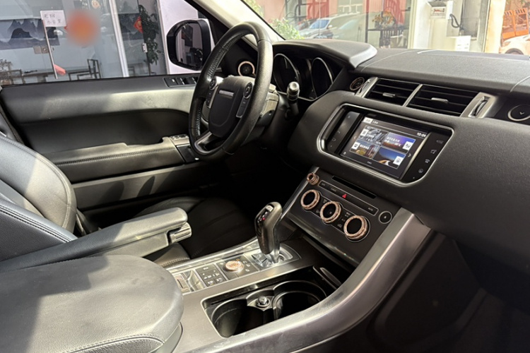 路虎 揽胜运动版 2016款 3.0 SC V6 SE中控内饰7010