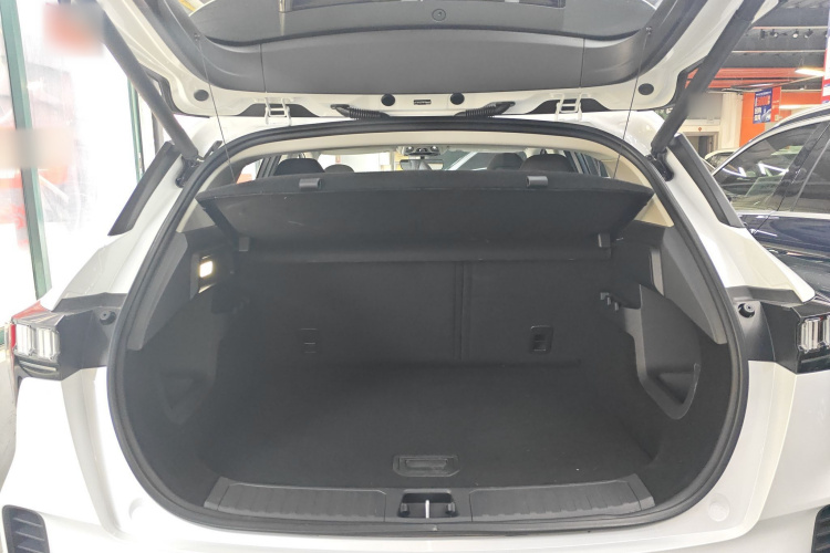 领克06 EM-P 2023款 1.5T Remix PHEV Pro机舱底盘23