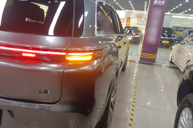 理想汽车 理想L8 2023款 Air车身外观9