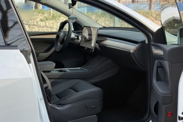特斯拉 Model Y 2022款 Performance高性能全轮驱动版中控内饰7007