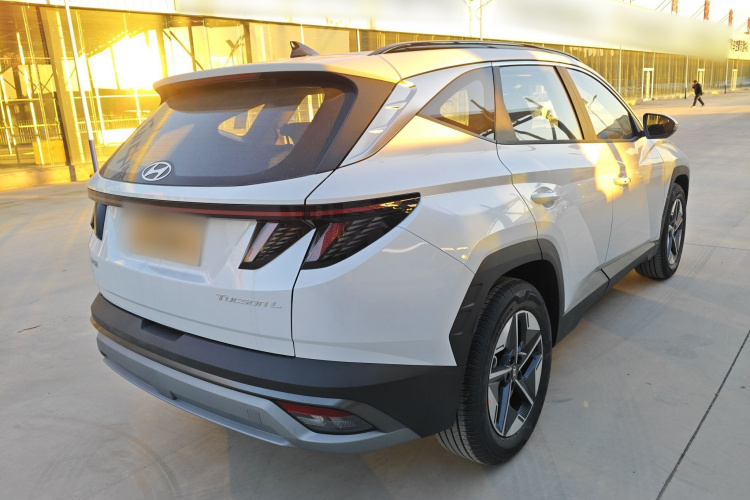 现代 2025款 途胜L 1.5T 精英版车身外观7