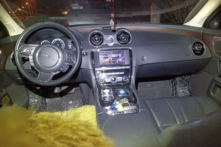 捷豹XJ 2016款 XJL 2.0T 两驱典雅商务版中控内饰12