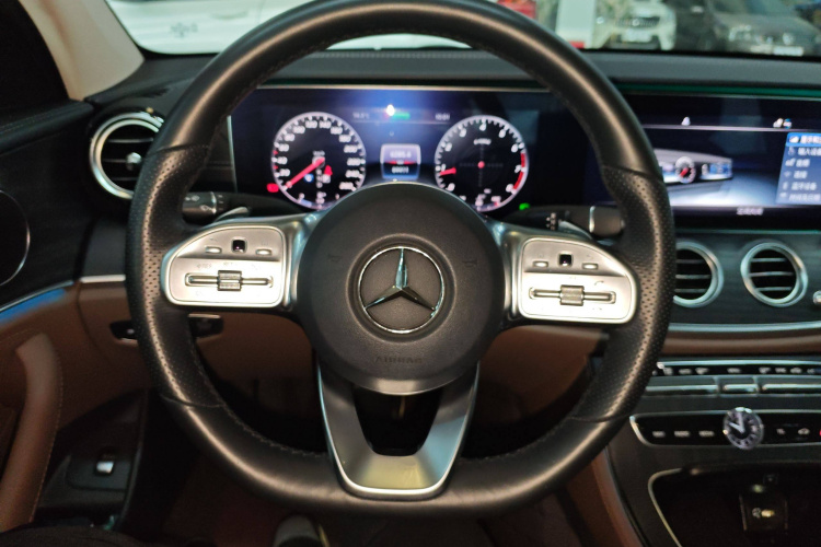 奔驰E级 2020款 E 260 L 运动型中控内饰13
