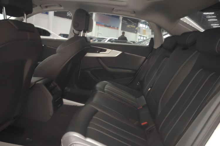 奥迪A4L 2022款 40 TFSI 时尚动感型中控内饰21