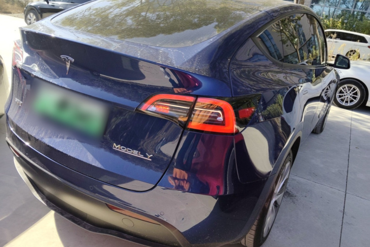 特斯拉 Model Y 2022款 长续航全轮驱动版车身外观7