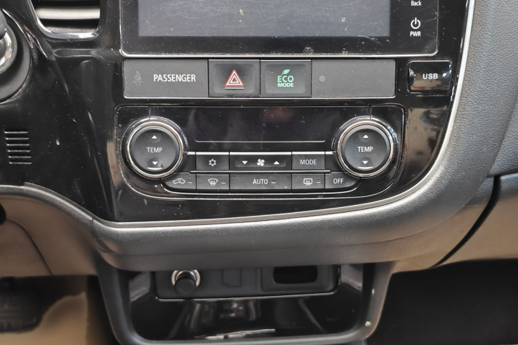 三菱 欧蓝德 2019款 2.0L 两驱畅享版 5座 国V中控内饰7007