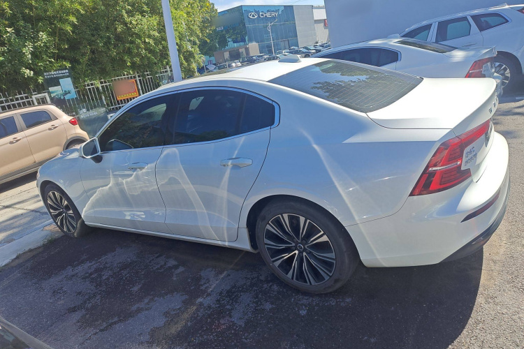 沃尔沃S60 2024款 B4 智远豪华版车身外观4