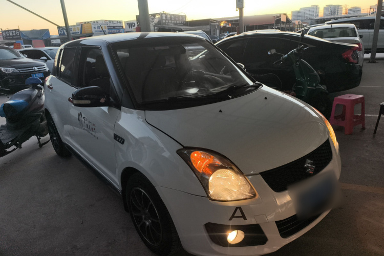 铃木 雨燕 2013款 1.5L 自动标准版车身外观3